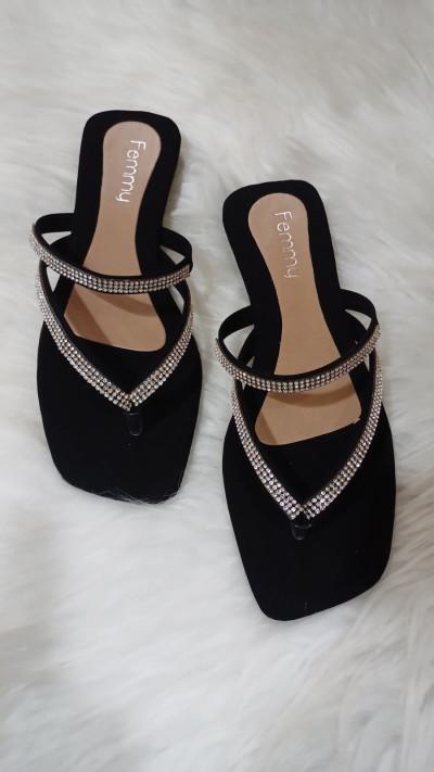 Sandália Preta Femmy com Tiras em Strass